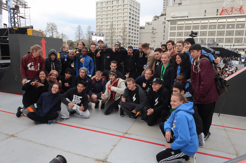 世界各国のパルクール選手が交流している画像。